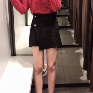 Black mini skirt in suade